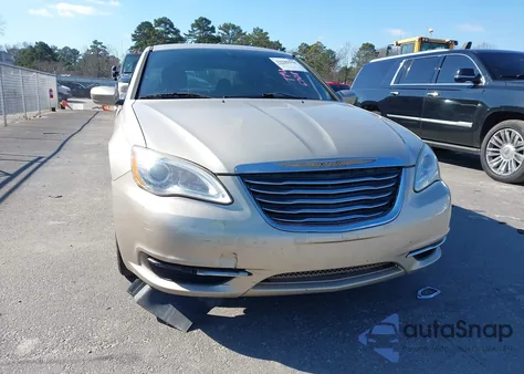 2013 Chrysler 200 Lx z USA, uszkodzony, nr VIN 1C3CCBAB8DN670893